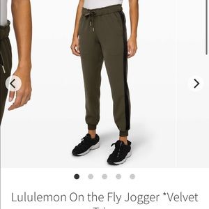 Lululemon On The Fly Jogger *Velvet trim